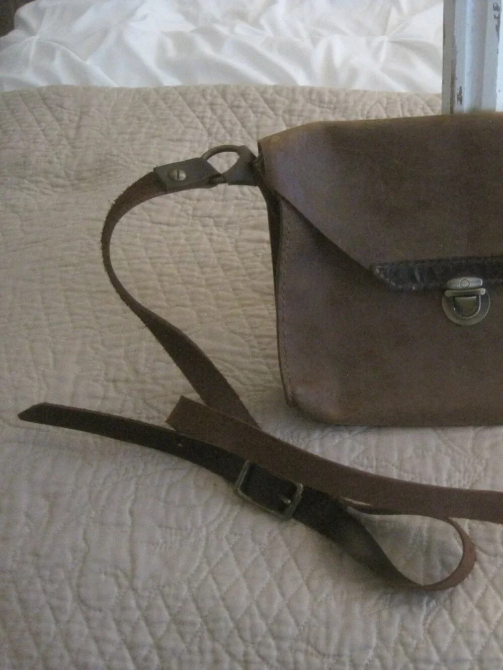 BROWN LEATHER CROSSBODY HANDBAG